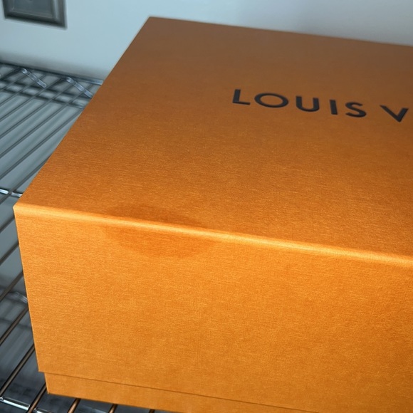 🌹Louis Vuitton box w/attached lid - Picture 3 of 3